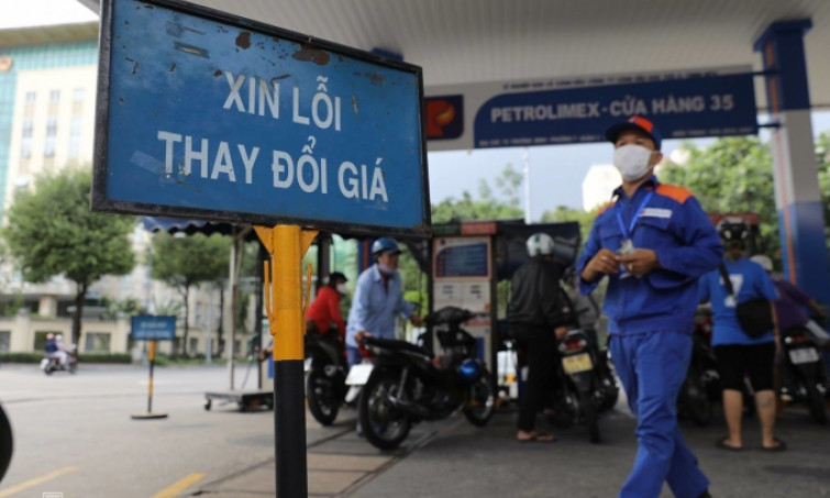 Giá xăng tiếp tục tăng, vượt 26.000 đồng
