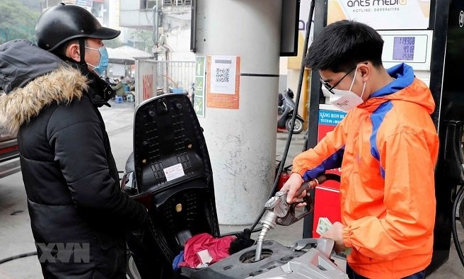 Petrol prices continue to rise by nearly 1,000 VND per litre