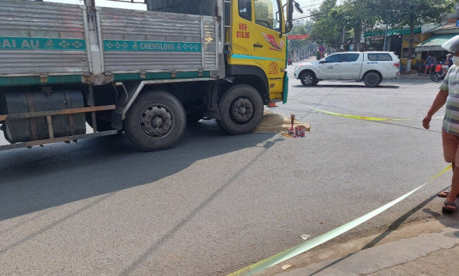 Xe tải ôm cua cán chết nam sinh viên ở Bình Dương