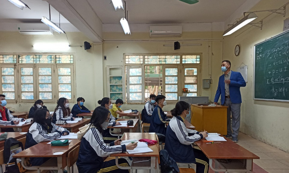 Số ca mắc COVID-19 tăng cao, tỷ lệ học sinh học trực tiếp giảm gần 15%