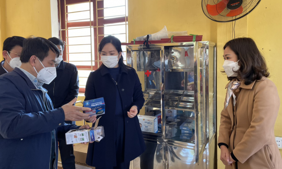 Phó Chủ tịch UBND tỉnh Nguyễn Thị Hạnh kiểm tra phòng, chống dịch tại TP Hạ Long và TX Quảng Yên