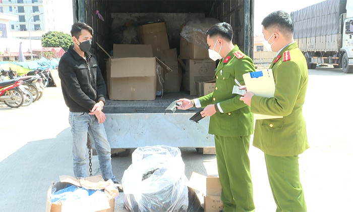 Bắt vụ vận chuyển khẩu trang và găng tay y tế không rõ nguồn gốc
