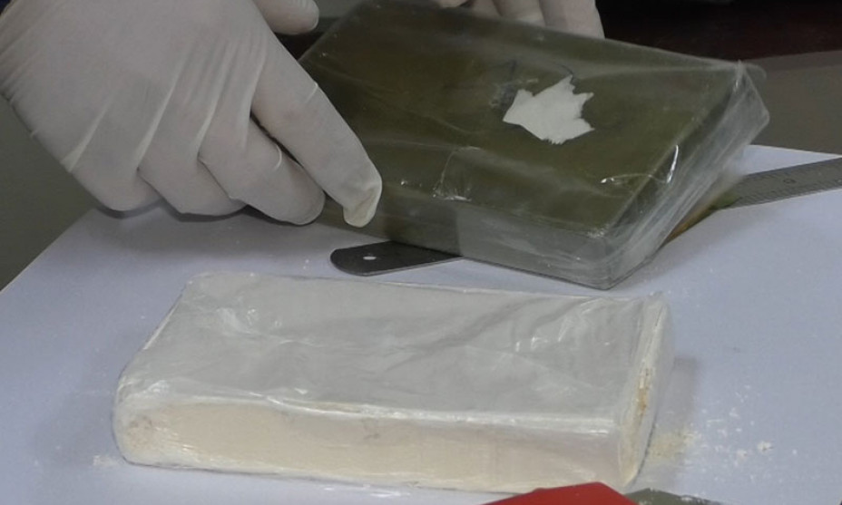 Bắt giữ 2 đối tượng mua bán trái phép 1 bánh heroin