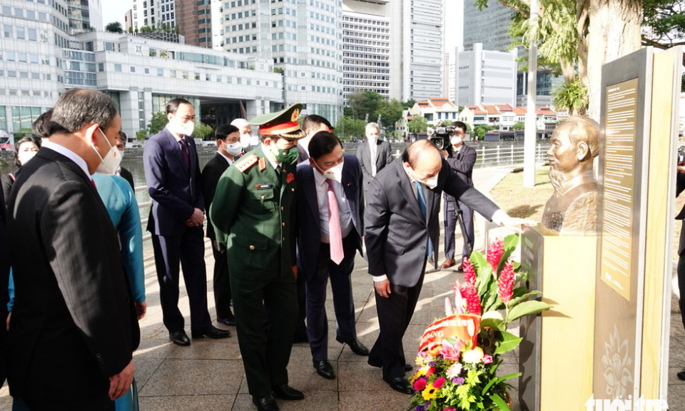 Chủ tịch nước Nguyễn Xuân Phúc dâng hoa tượng đài Chủ tịch Hồ Chí Minh tại Singapore