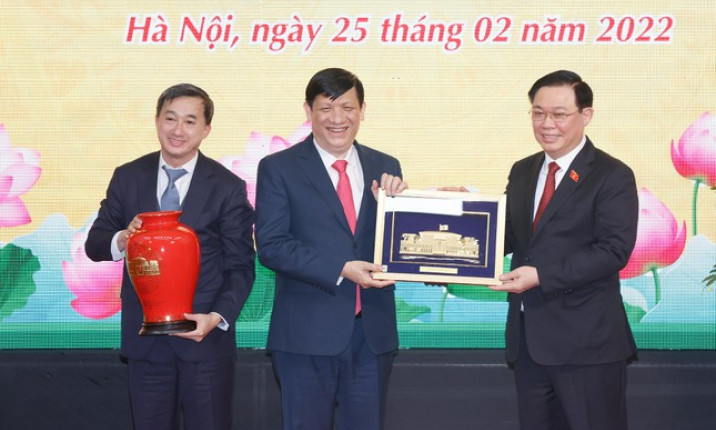 Chủ tịch Quốc hội: Không giấy bút nào tả hết được sự vất vả, hy sinh của cán bộ y tế