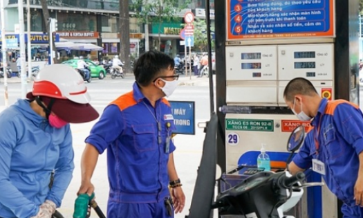 Giá xăng tăng lần thứ 6 liên tiếp, sát mốc 27.000 đồng/lít