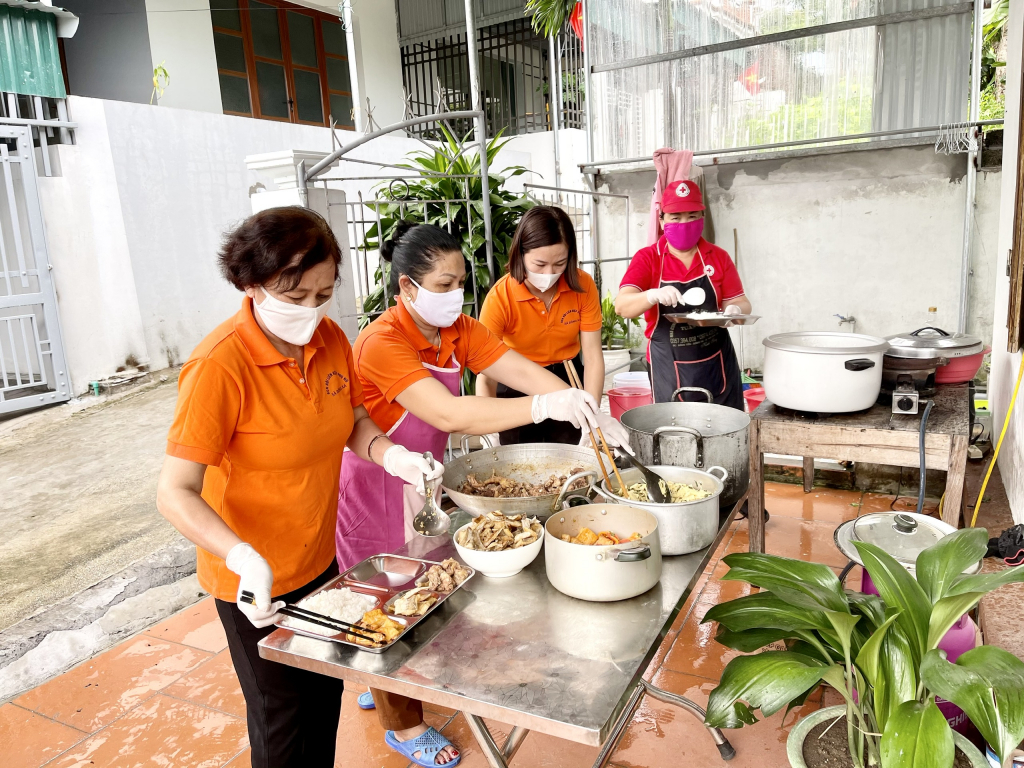 Tổ nấu cơm từ thiện của Hội LHPN xã Đông Xá (huyện Vân Đồn) phục vụ cán bộ, nhân viên khu cách ly.