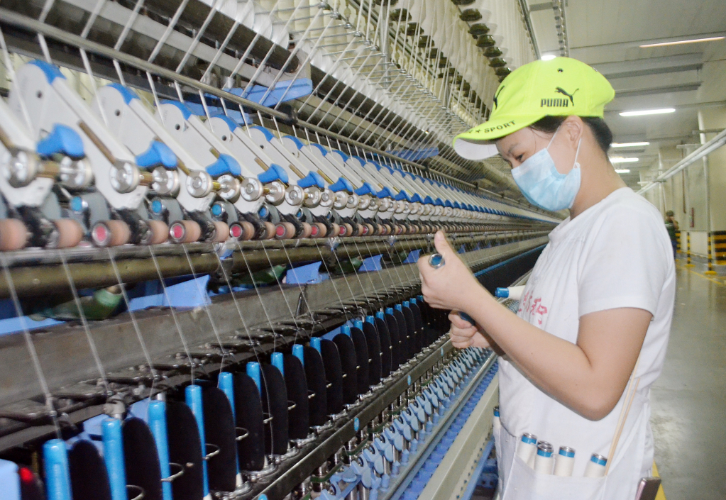 Lao động tại bộ phận chuốt sợi, Công ty TNHH KHKT Texhong Ngân Long (KCN Hải Yên, TP Móng Cái).