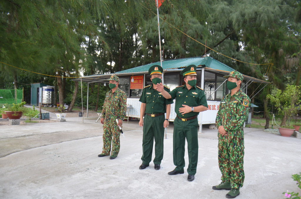  Đại tá Nguyễn Văn Thiềm, Phó Chỉ huy trưởng, Tham mưu trưởng BĐBP tỉnh (thứ hai, phải sang), động viên CBCS làm nhiệm vụ tại Chốt quản lý, bảo vệ biên giới, vùng biển số 72, Đồn Biên phòng Trà Cổ. 