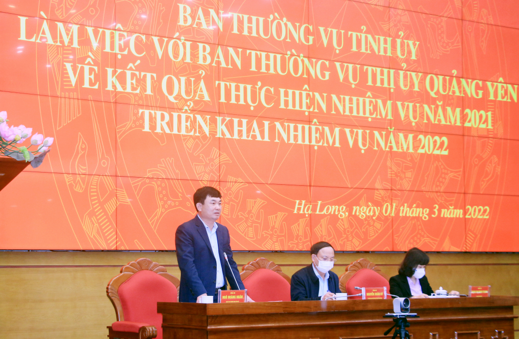 Đồng chí Ngô Hoàng Ngân, Phó Bí thư Thường trực Tỉnh ủy, Trưởng Đoàn ĐBQH tỉnh, phát biểu tại buổi làm việc.