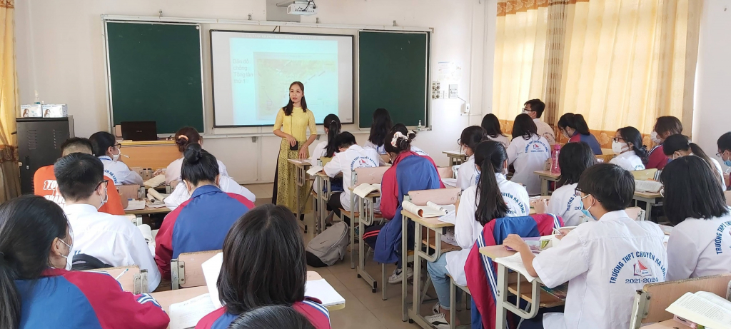 Cô Khổng Thị Thu Trang, Trường THPT Chuyên Hạ Long