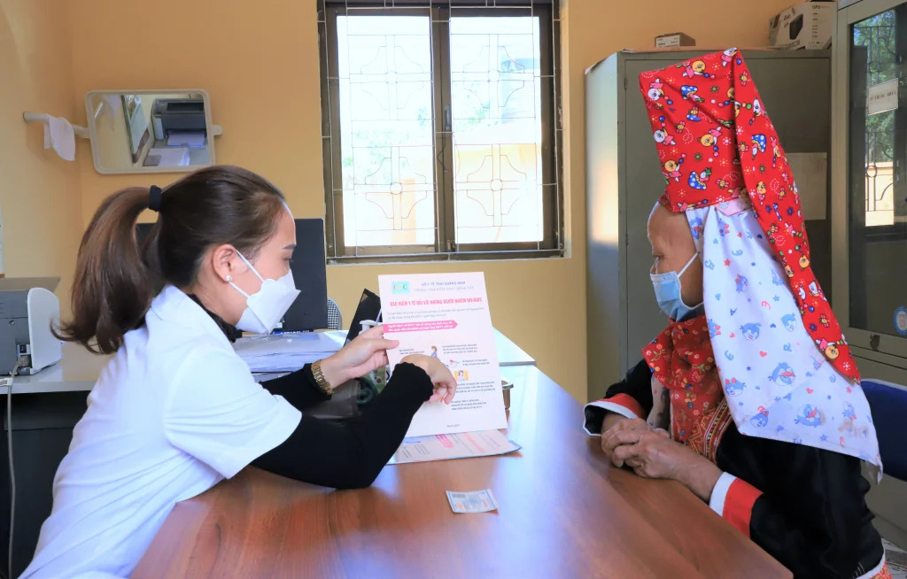 Cán bộ Trạm Y tế xã Quảng Sơn (huyện Hải Hà) tư vấn sức khỏe cho phụ nữ DTTS.
