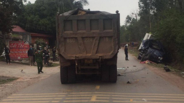 2 xe tải đấu đầu ở Bắc Giang khiến 1 người tử vong tại chỗ 1