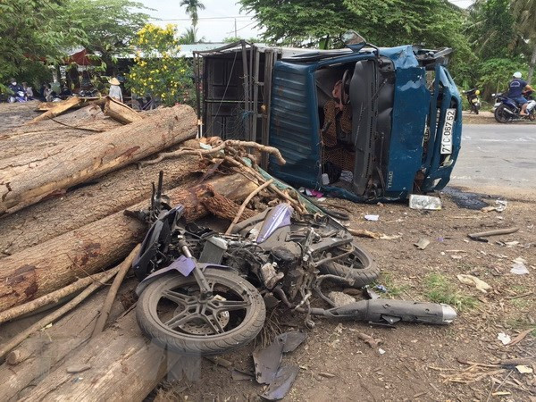 Ben Tre: Va cham giua xe tai va hai xe moto, 2 nguoi tu vong hinh anh 1