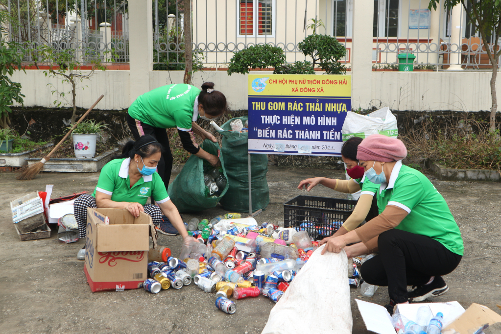 Phụ nữ xã Đông Xá, huyện Vân Đồn thực hiện phân loại rác thải nhựa,