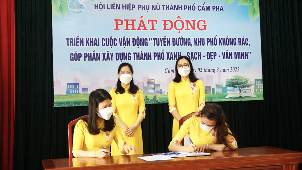 Hội LHPN TP Cẩm Phả phát động triển khai cuộc vận động Tuyến đường, khu phố không rác, góp phần xây dựng thành phố xanh - sạch - đẹp - văn minh.