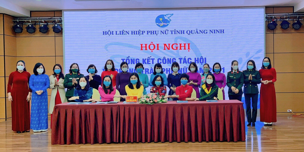 Hội LHPN các huyện, thị xã, thành phố, đơn vị trực thuộc thực hiện ký kết giao ước thi đua năm 2022.