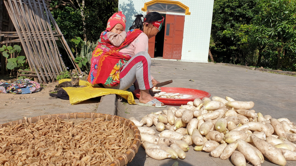 Đa số hội viên phụ nữ dân tộc thiểu số tại xã Quảng Sơn, huyện Hải Hà đều tham gia làm củ cải khô, một trong những sản phẩm OCOP của địa phương.