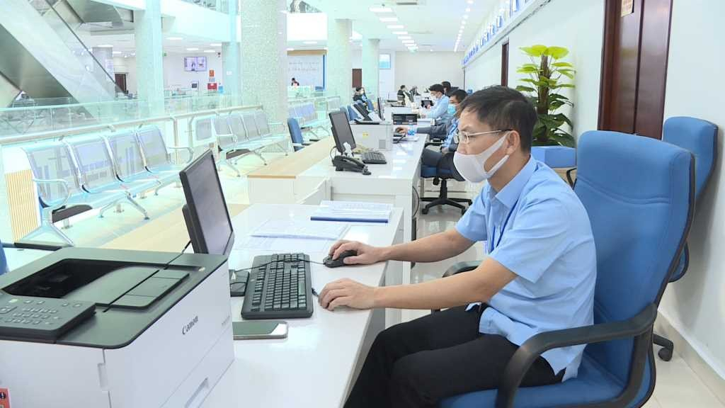 Cán bộ Trung tâm Phục vụ hành chính công tỉnh giải quyết hồ sơ trực tuyến.