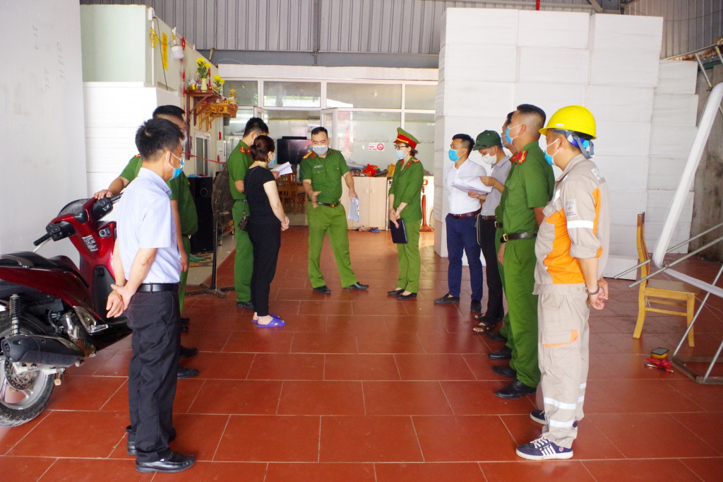 Đoàn liên ngành UBND huyện Vân Đồn kiểm tra tại cửa hàng ngư lưới cụ Huyền Trang, khu 9, thị trấn Cái Rồng vào tháng 5/2021. Ảnh: Hằng Ngần