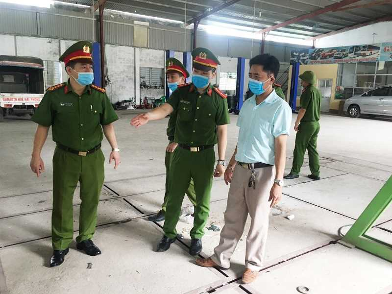 Đoàn kiểm tra liên ngành của huyện Hải Hà tiến hành kiểm tra công tác phòng cháy chữa cháy tại cơ sở sửa chữa xe ô tô Huế - Hải Phòng 3 tại  huyện vào tháng 6/2021. Ảnh: Thanh Trường (Trung tâm TT-VH Hải Hà)
