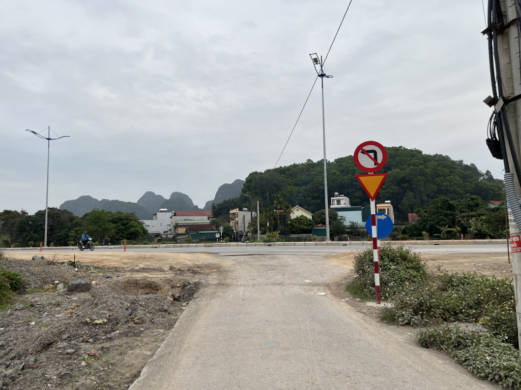 Dù có biển cấm rẽ trái ở khu vực dân cư Cái Xà Cong, phường Hà Phong trước khi ra đường bao biển Hạ Long- Cẩm Phả....