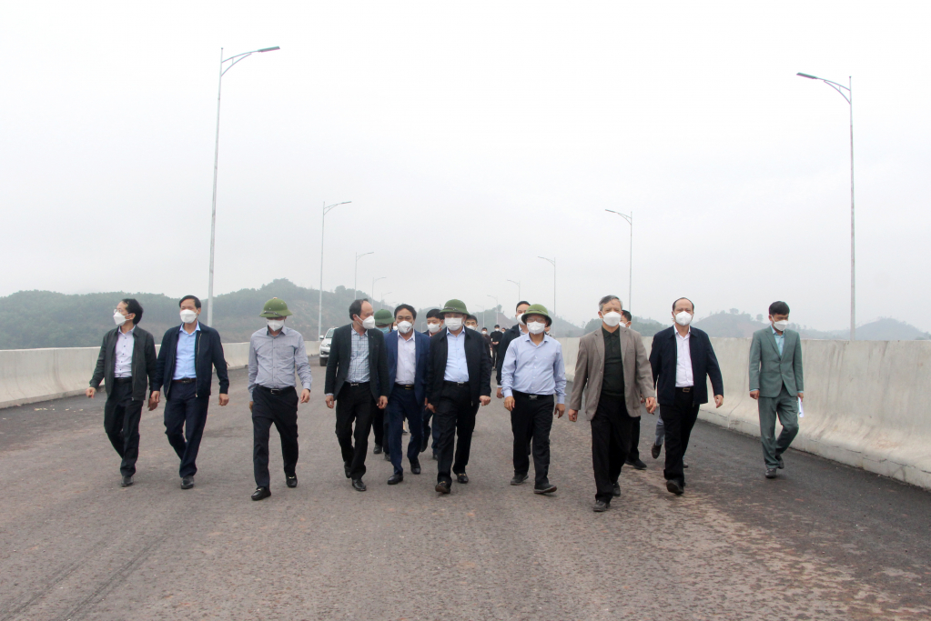 Đồng chí Bí thư Tỉnh ủy cùng đoàn công tác kiểm tra tiến độ tại cầu Vân Tiên.