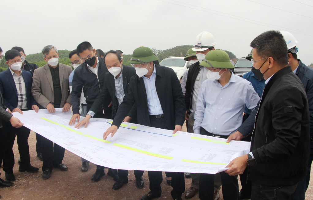 Đồng chí Bí thư Tỉnh ủy kiểm tra biểu đồ tiến độ của các nhà thầu thi công dự án cao tốc Tiên Yên - Móng Cái.