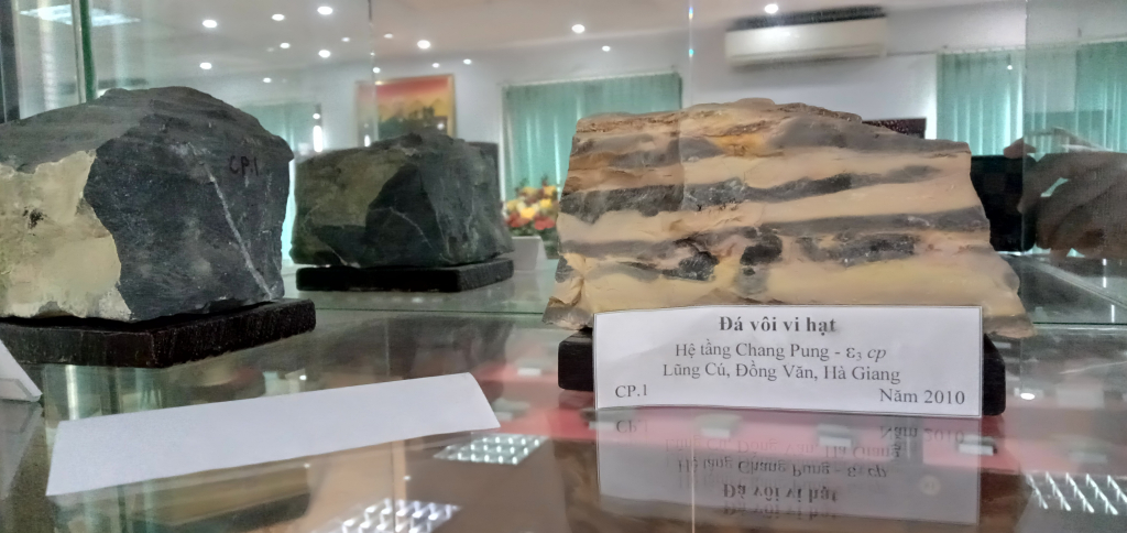 Nhiều mẫu địa chất ở trong nước cũng được trưng bày.