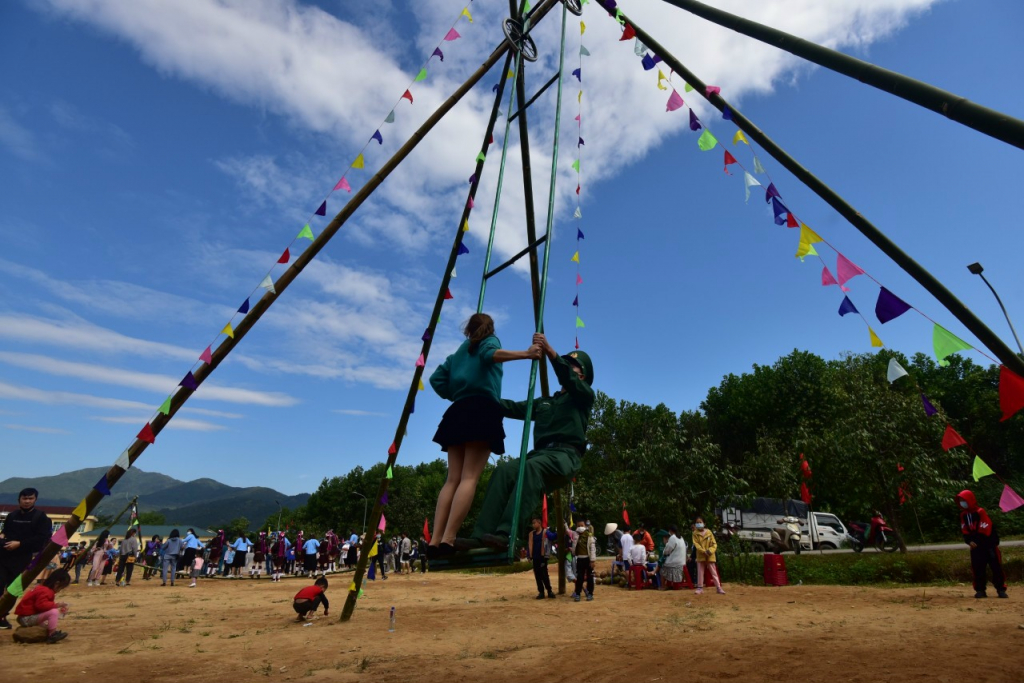 Trò chơi dân gian đánh đu tại Lễ hội Văn hóa-Thể thao-Du lịch các dân tộc xã Hải Sơn.