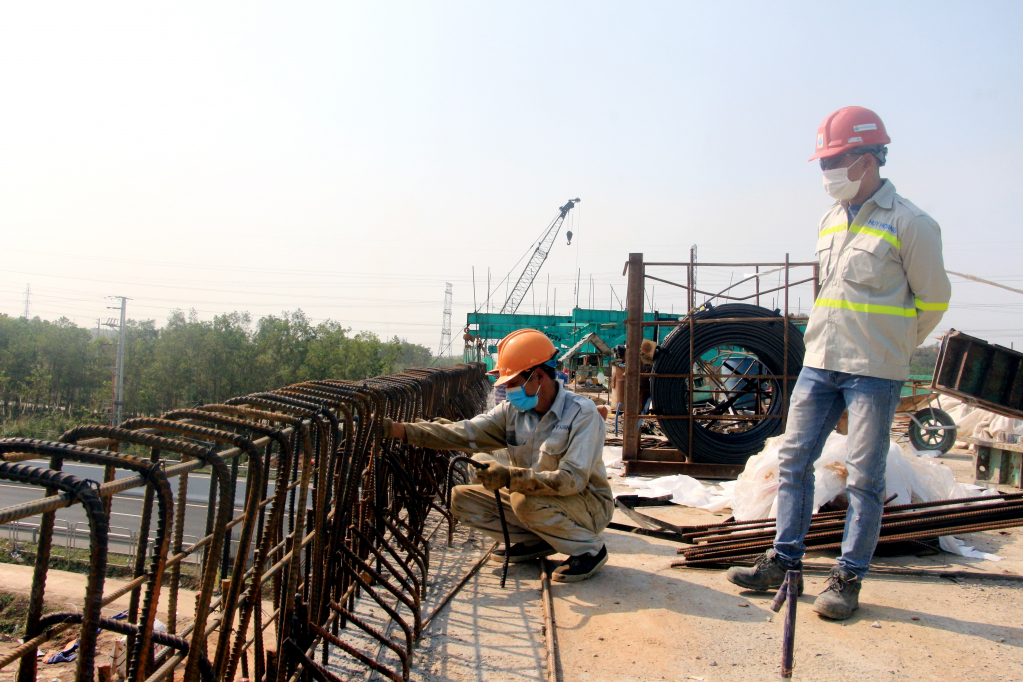 Công nhân lao động đang ghép sắt chuẩn bị đổ lan can thành cầu vượt trên tuyến, đoạn qua cao tốc Hạ Long - Vân Đồn.