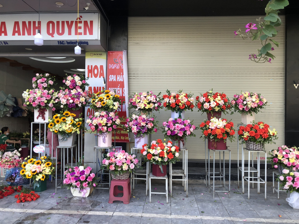 Các lẵng hoa có giá từ 300.000 đến 500.000 đồng/lẵng được nhiều khách hàng lựa chọn.