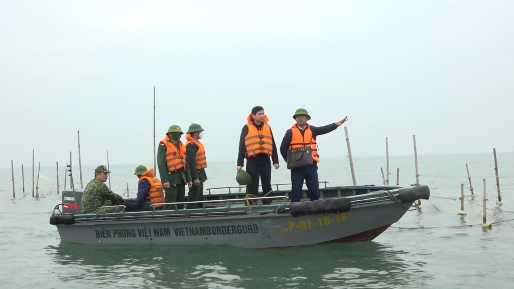 Lãnh đạo và các lực lượng chức năng huyện Hải Hà kiểm tra việc khai thác thủy sản trên biển thuộc địa phương quản lý vào tháng 3/2021