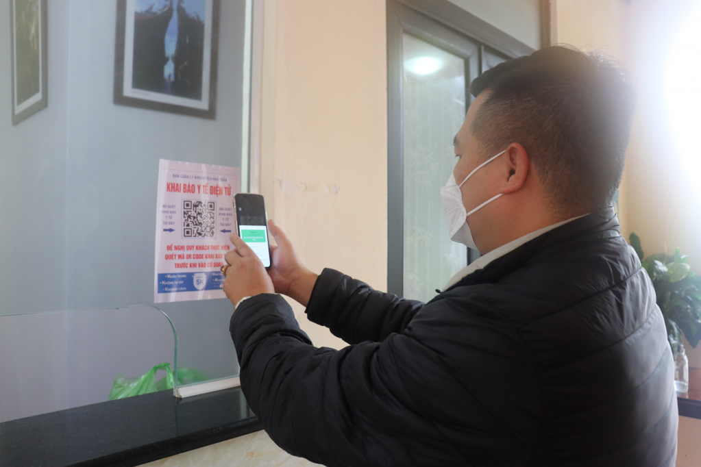 Du khách quét mã QR khai báo y tế tại chùa Ngọa Vân, TX Đông Triều. 