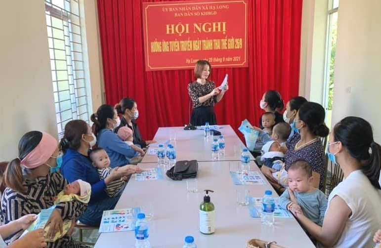 Cán bộ dân số Trạm Y tế xã Hạ Long (huyện Vân Đồn) tuyên truyền