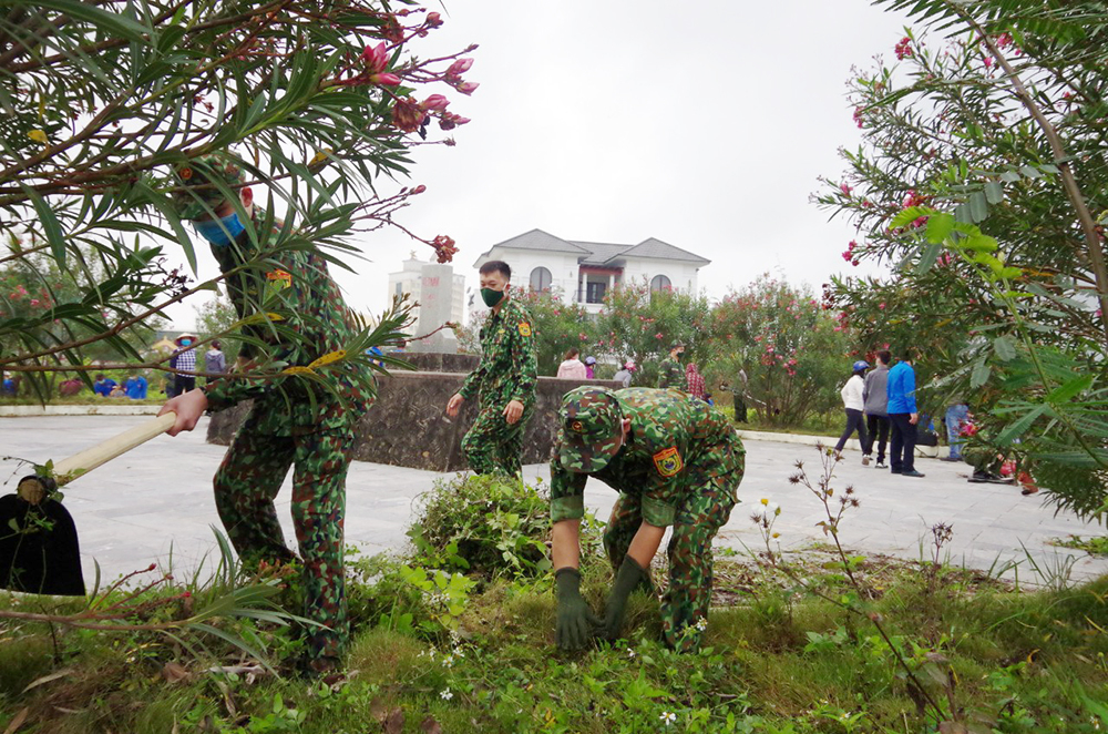 ĐVTN Đồn BPCKQT Móng Cái, Đoàn phường Ka Long, Đoàn Trường THPT Trần Phú (TP Móng Cái) tham gia dọn vệ sinh môi trường khuôn viên cột mốc 1368 (3).