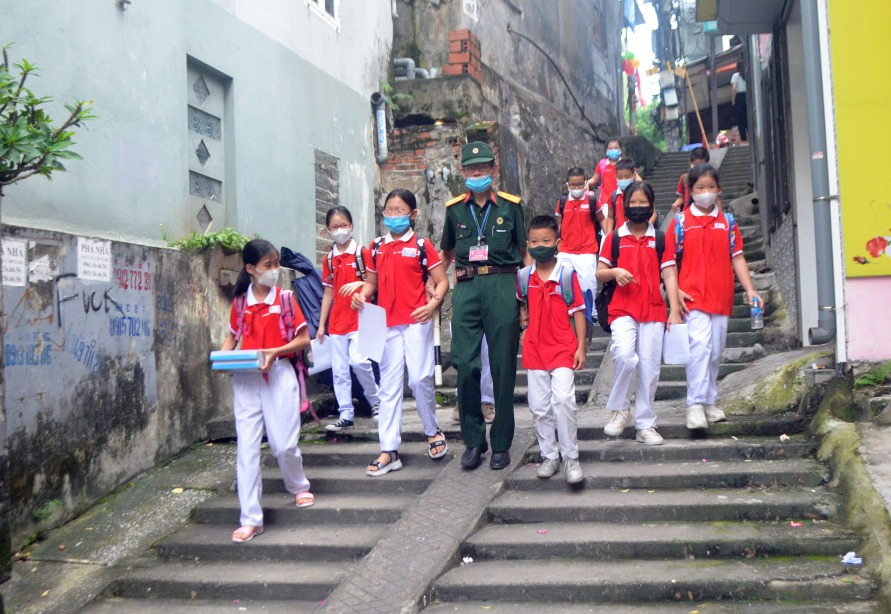 CCB Trần Văn Bình (Tổ tự quản ANTT do CCB làm nòng cốt khu phố 2, phường Hồng Gai, TP Hạ Long) hướng dẫn, đưa đón học sinh Trường Tiểu học Hạ Long an toàn đến trường.
