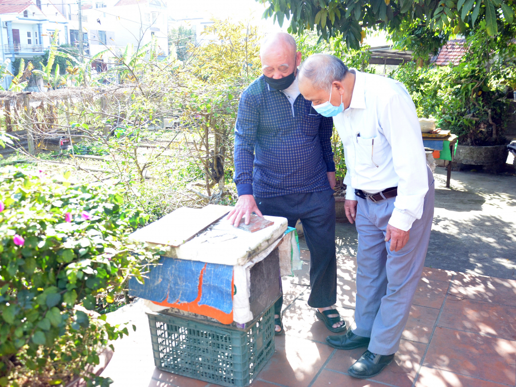 Ông Trần Ngọc Dũng (phải) thăm mô hình nuôi ong lấy mật của hội viên Vũ Đình Ngư (khu 1, phường Việt Hưng, TP Hạ Long).