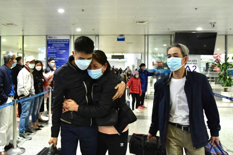 A Vietnamese family reunites in Hanoi’s Noi Bai Airport after a rescue flight from Poland carrying people fleeing Ukraine arrived on March 10, 2022. Photo courtesy of the World and Vietnam report