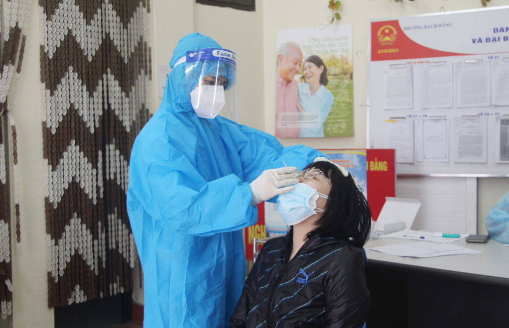 Người dân đến khai báo y tế tại Trạm y tế phường Bạch Đằng (TP Hạ Long).