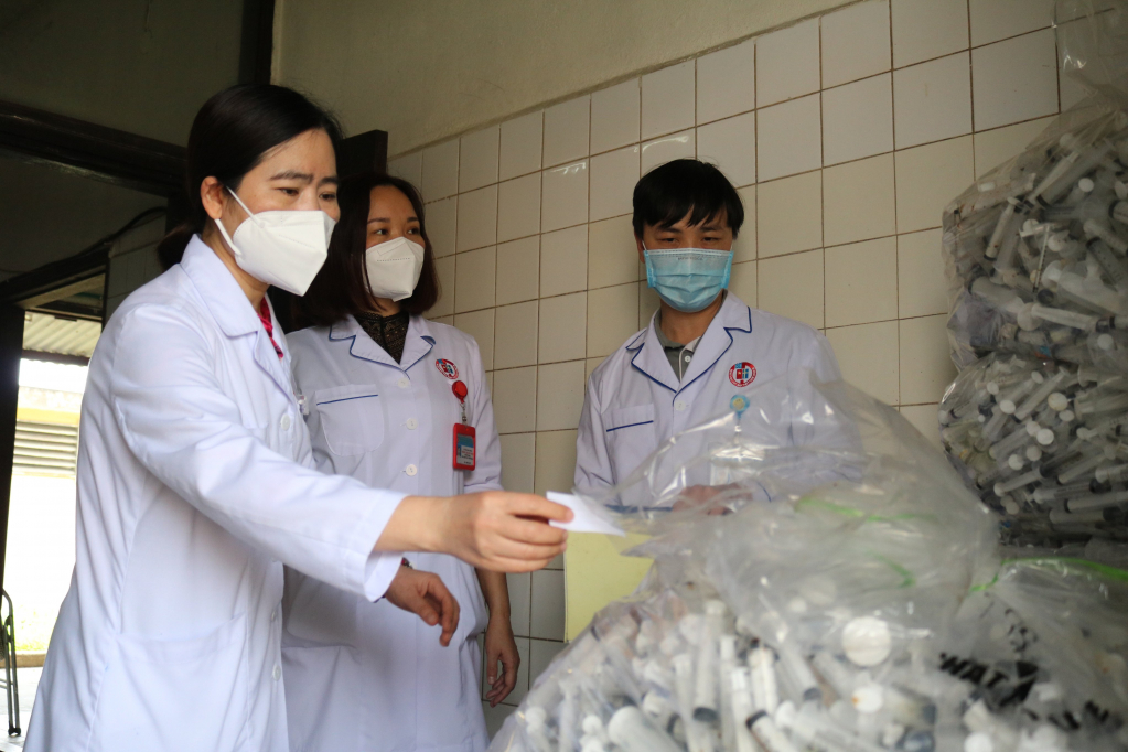 Bác sĩ Nguyễn Thị Hồng Hoa (trái) cùng đồng nghiệp nghiên cứu giải pháp tái chế chất thải nhựa lây nhiễm.