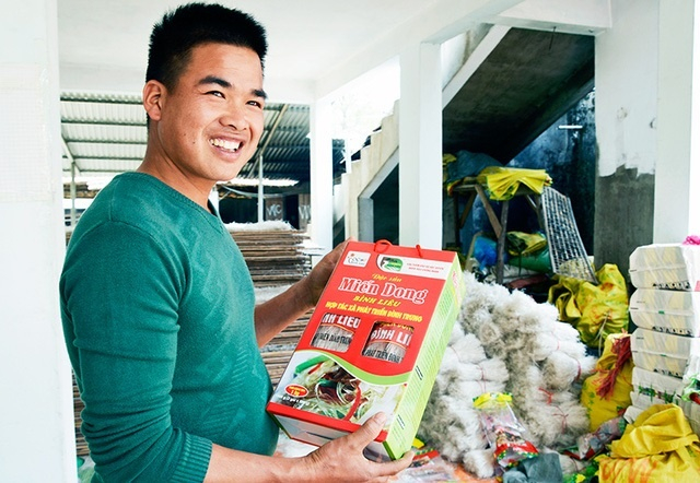 Giám đốc HTX phát triển Đình Trung La A Nồng bên sản phẩm miến dong của mình. Ảnh Yến Nhi (CTV)