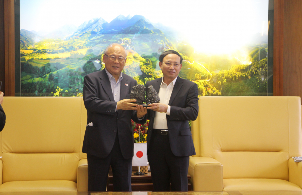 Đồng chí Bí thư Tỉnh ủy tặng quà lưu niệm cho Cố vấn đặc biệt Liên minh Nghị sỹ hữu nghị Nhật - Việt và đoàn công tác.