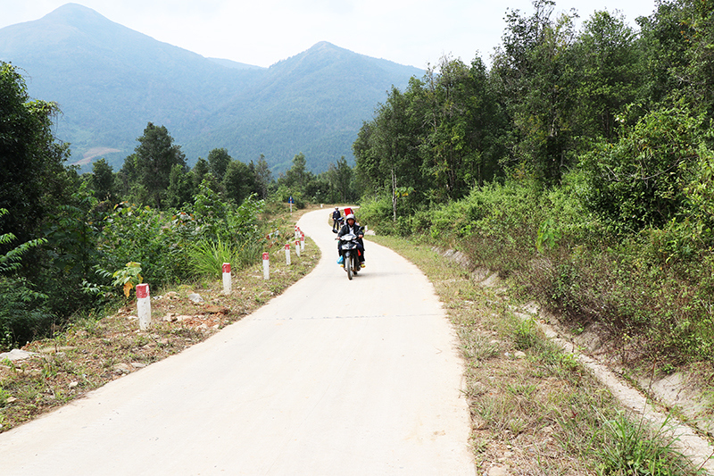 Tuyến đường kéo dài từ Đồng Thắng qua Sông Móoc A đến Sông Móoc B trên địa bàn xã Đồng Văn, huyện Bình Liêu tạo điều kiện thuận lợi cho người dân.