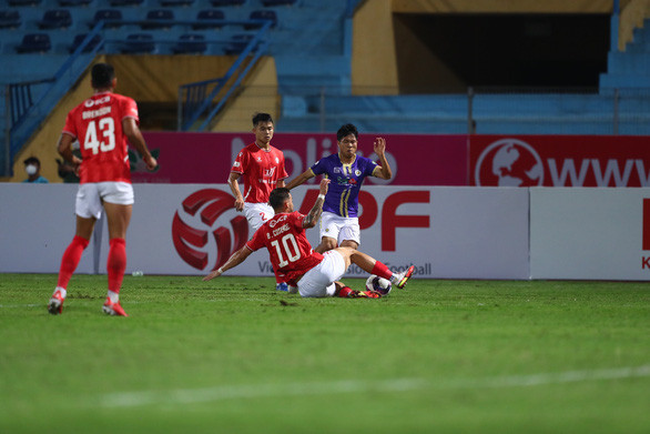 Văn Kiên nhận thẻ đỏ, Hà Nội FC không thể thắng CLB TP.HCM - Ảnh 3.