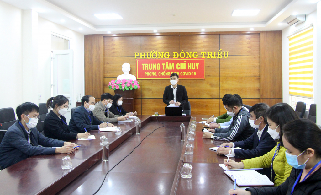 Bí thư Đảng ủy, Chủ tịch UBND phường Đông Triều (TX Đông Triều) trao đổi nhiệm vụ tới các cán bộ, đảng viên trong Đảng bộ phường.