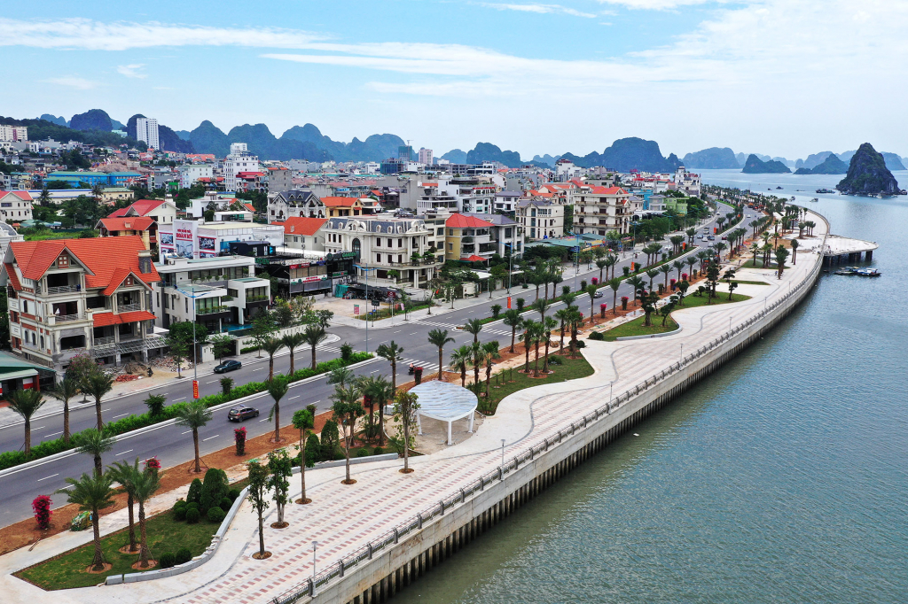 Với việc thực hiện tốt quy hoạch đô thị, thành phố Hạ Long ngày càng hiện đại. Ảnh: Đỗ Phương.