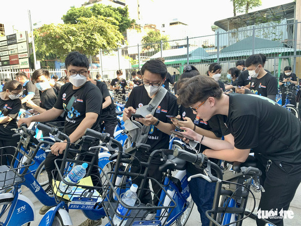 HHen Niê đạp xe khởi động chiến dịch Giờ Trái đất 2022 - Ảnh 3.
