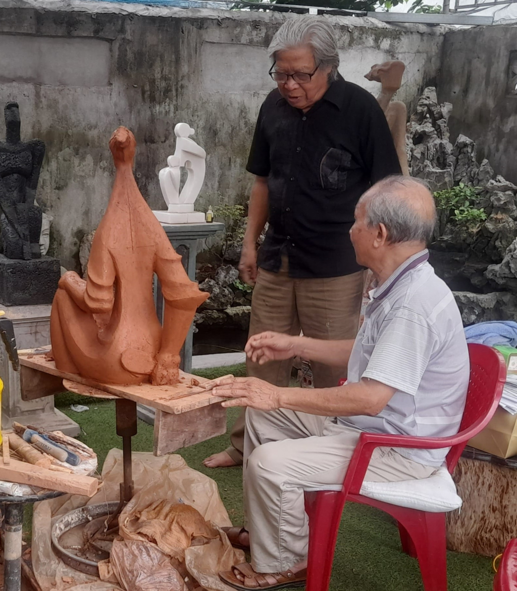 Nhà điêu khắc Đinh Thanh thể hiện một tác phẩm bằng đất sét nung.