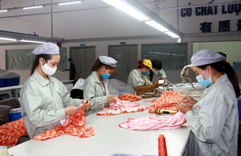 Sản xuất sản phẩm dệt may tại Công ty TNHH May mặc Hoa Lợi Đạt Việt Nam (KCN Cảng biển Hải Hà). Ảnh: Mạnh Trường